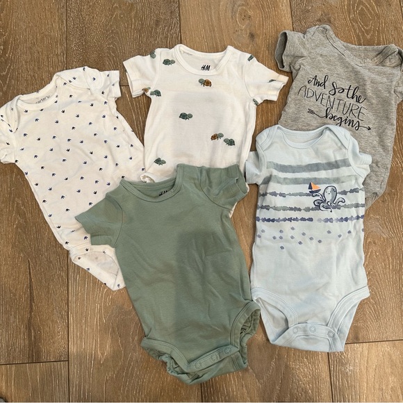 Lot of 15 baby onsies size 0-3 months Carters Zara Burt’s Bee’s and Baby Gown - Picture 6 of 6